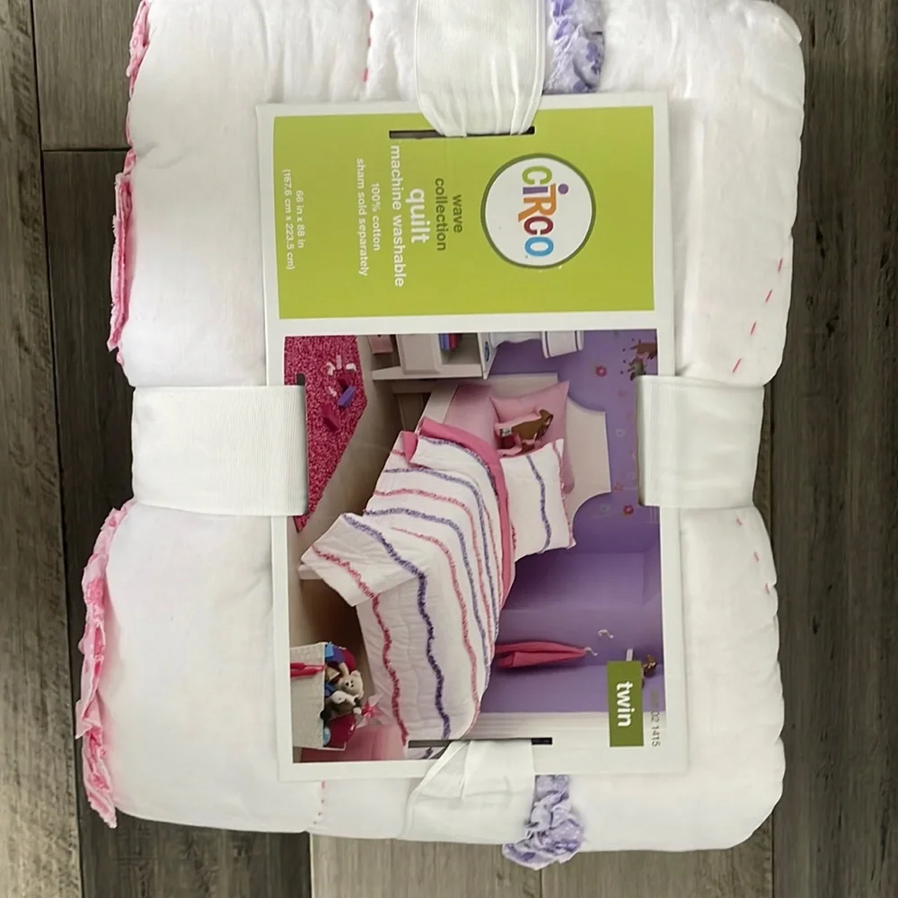 Brand New Circo Girls Quilt Set 2 pc Twin Size Wave Collection Pink Purple White